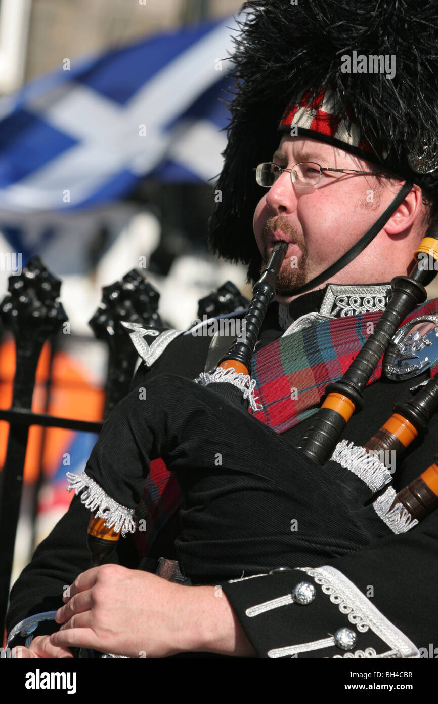 Schottische Dudelsack-Spieler beim Edinburgh Fringe Festival "Royal Mile", der High Street in Edinburgh, Schottland Stockfoto