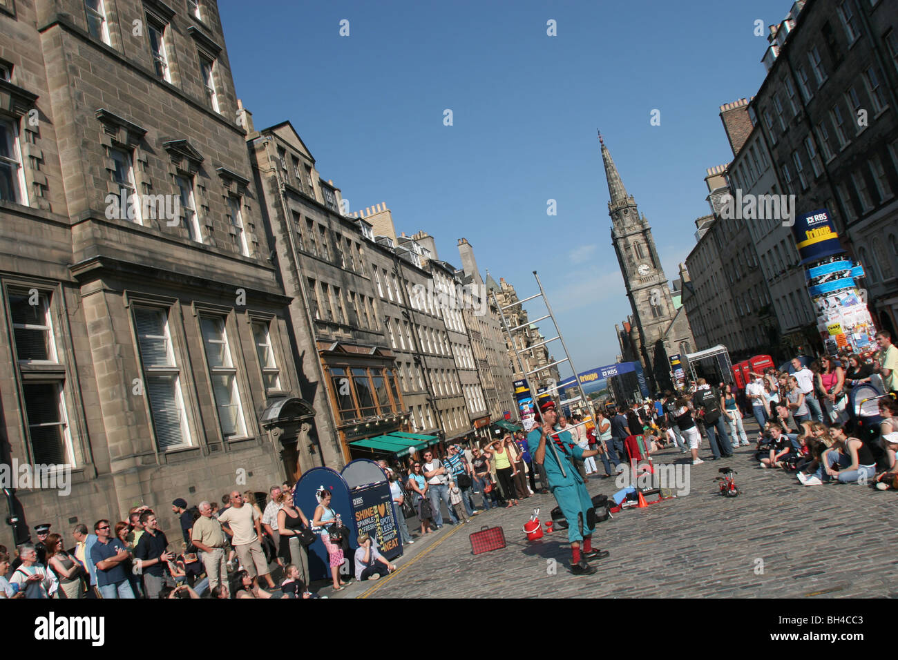 FRINGE FESTIVAL Künstler auf ROYAL MILE in Edinburgh International Arts Festival, EDINBURGH, Schottland. 2003. Stockfoto