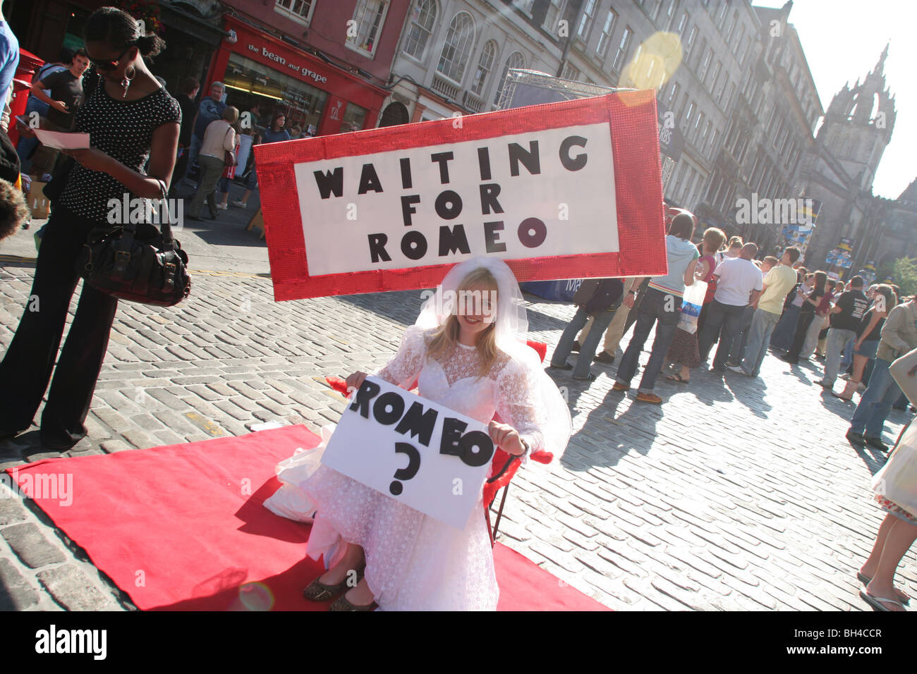 "Wartezeit für Romeo" Theater zeigen während des Edinburgh Festival Fringe, auf der "Royal Mile", der High Street in Edinburgh, Scotl Stockfoto