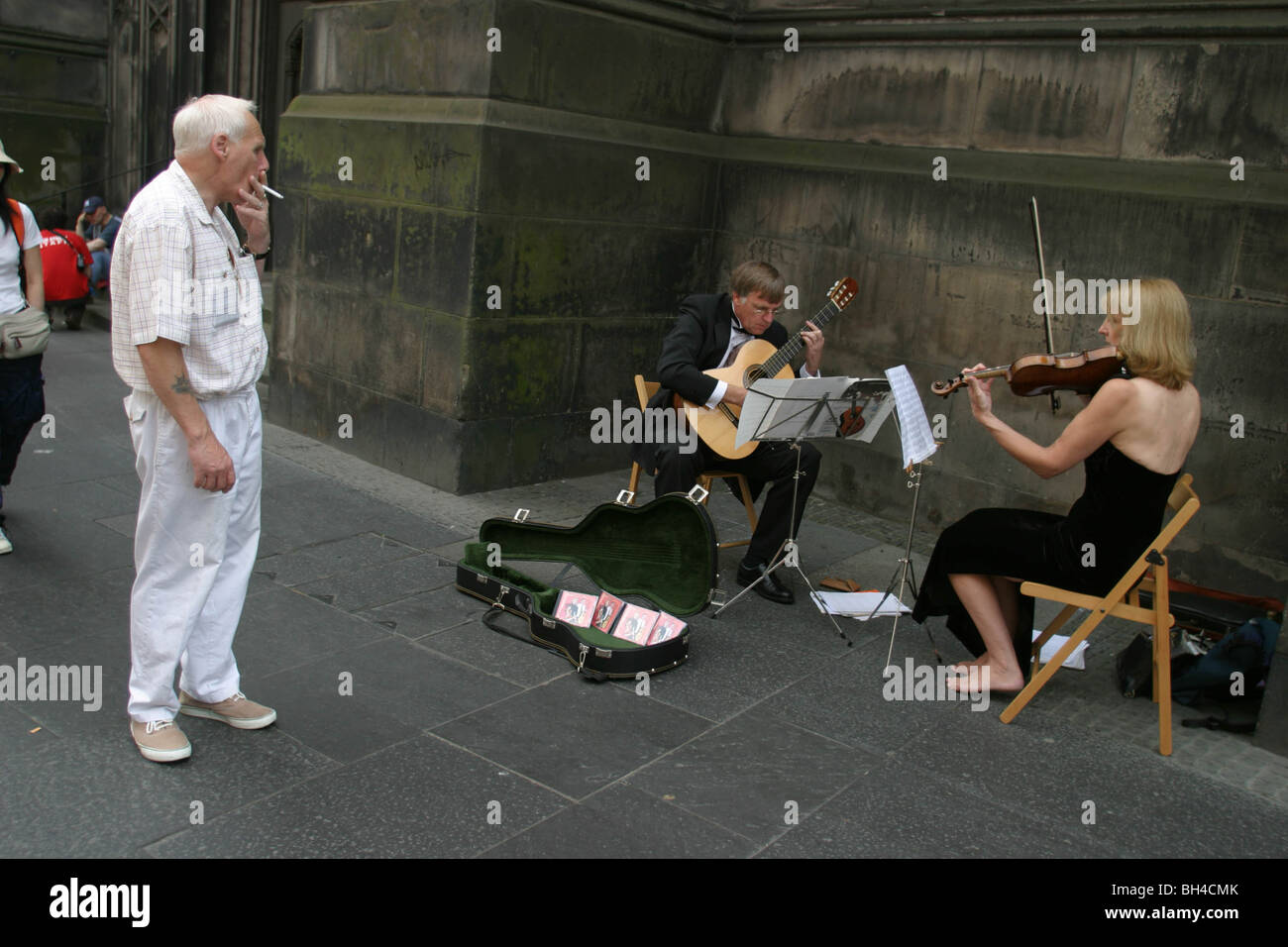 FRINGE FESTIVAL Künstler auf ROYAL MILE in Edinburgh International Arts Festival, EDINBURGH, Schottland. 2003. Stockfoto