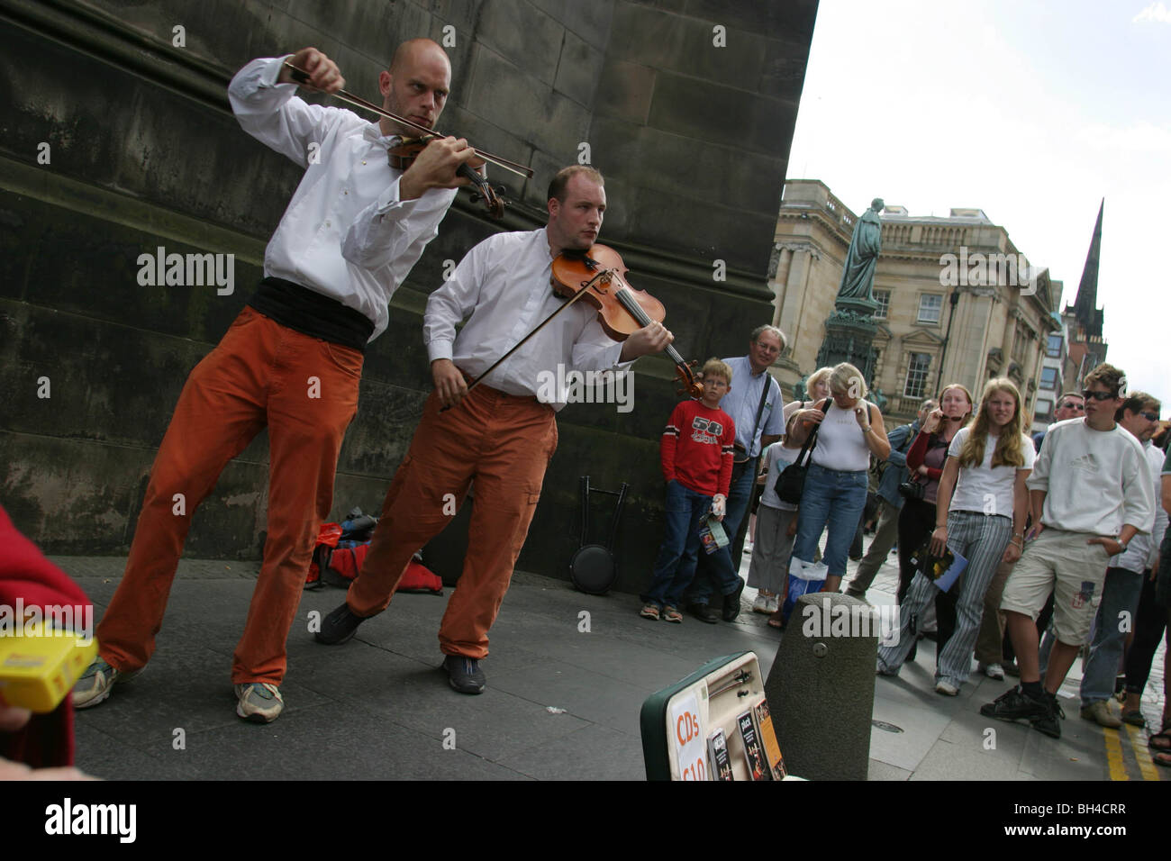 FRINGE FESTIVAL Künstler auf ROYAL MILE in Edinburgh International Arts Festival, EDINBURGH, Schottland. 2003. Stockfoto