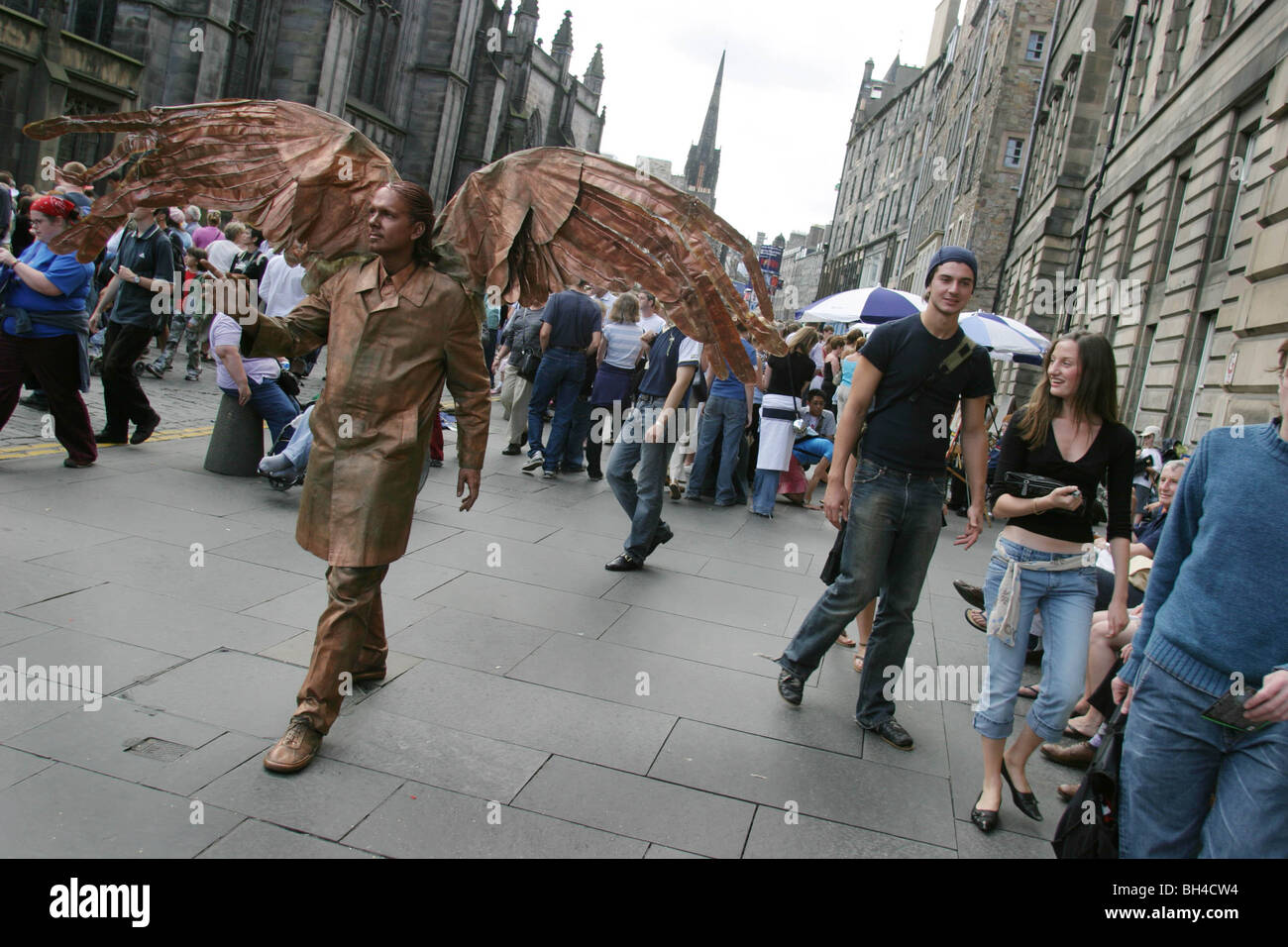 FRINGE FESTIVAL Künstler auf ROYAL MILE in Edinburgh International Arts Festival, EDINBURGH, Schottland. 2003. Stockfoto