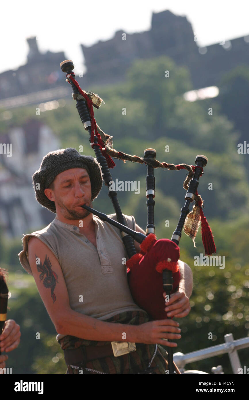 Dudelsackspieler aus Clan Wallace Society vor Edinburgh Castle in Edinburgh, Schottland. Stockfoto
