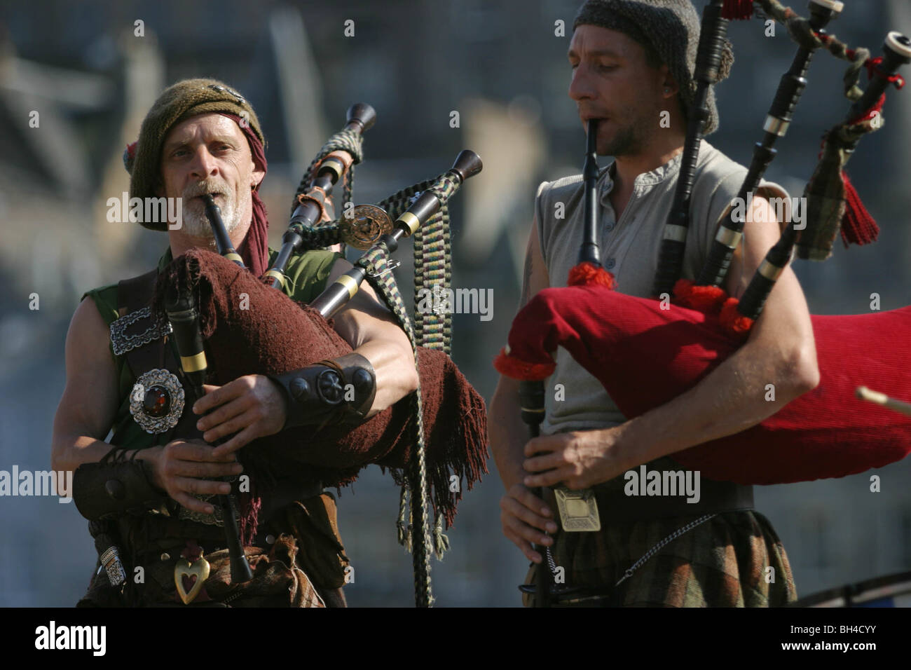 Dudelsackspieler aus Clan Wallace Society vor Edinburgh Castle in Edinburgh, Schottland. Stockfoto