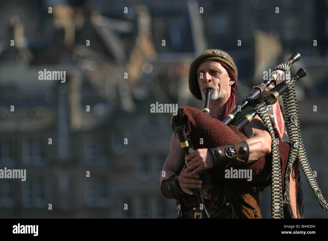 Dudelsackspieler aus Clan Wallace Society vor Edinburgh Stadtbild in Edinburgh, Schottland. Stockfoto