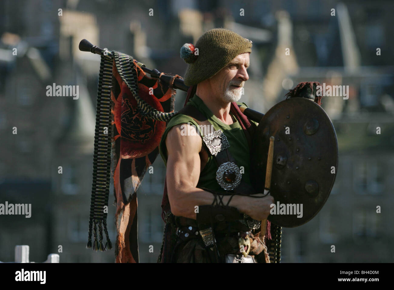 Dudelsackspieler aus Clan Wallace Society vor Edinburgh Castle in Edinburgh, Schottland. Stockfoto