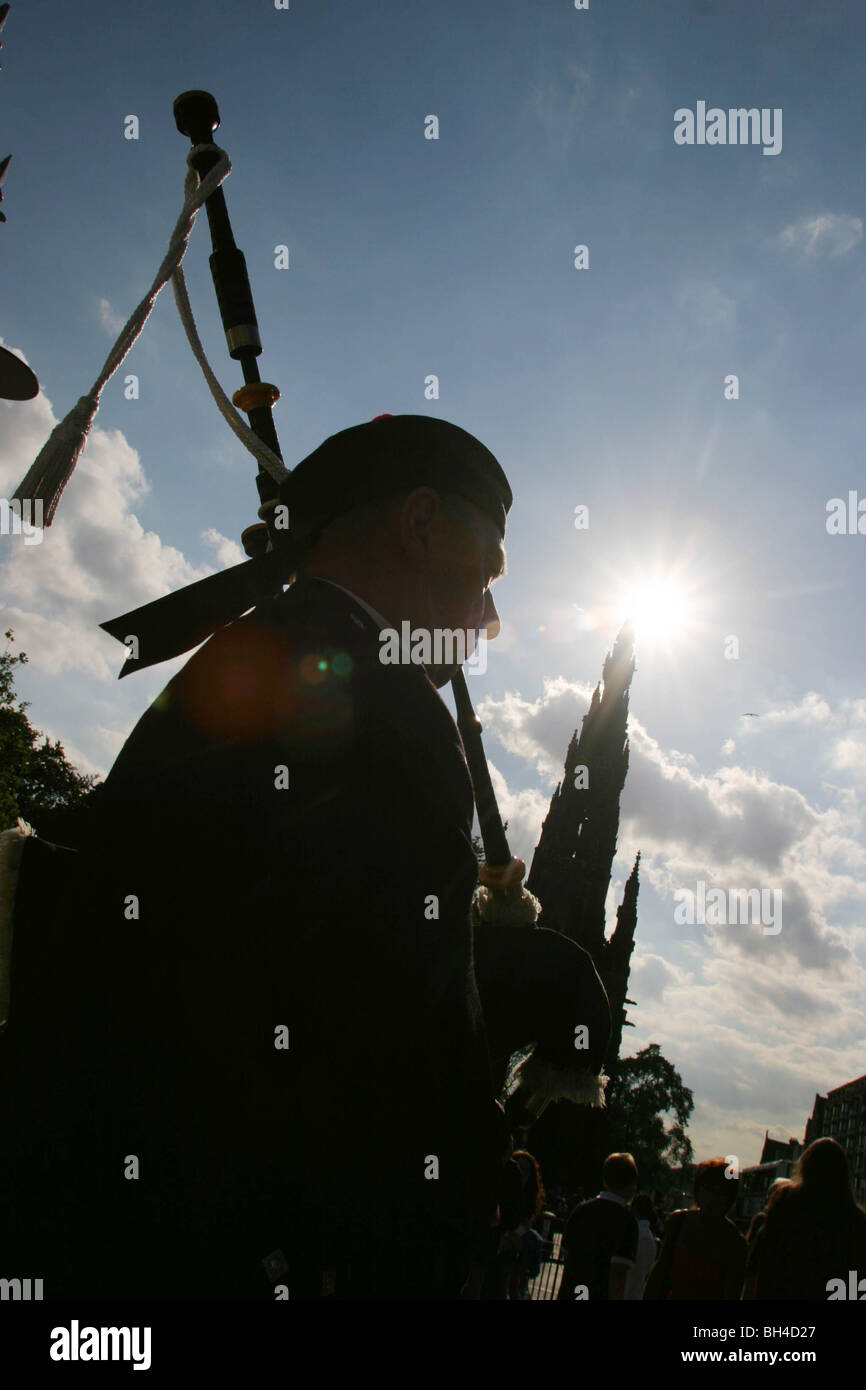 Dudelsackspieler neben Walter Scott Monument, Edinburgh International Arts Festival, Edinburgh, Schottland, 2003. Stockfoto