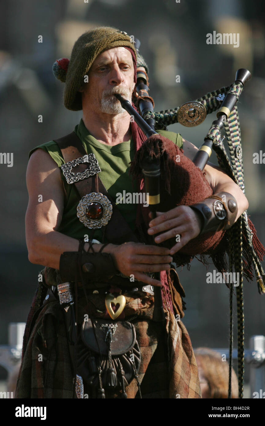 Dudelsackspieler aus Clan Wallace Society vor Edinburgh Castle in Edinburgh, Schottland. Stockfoto