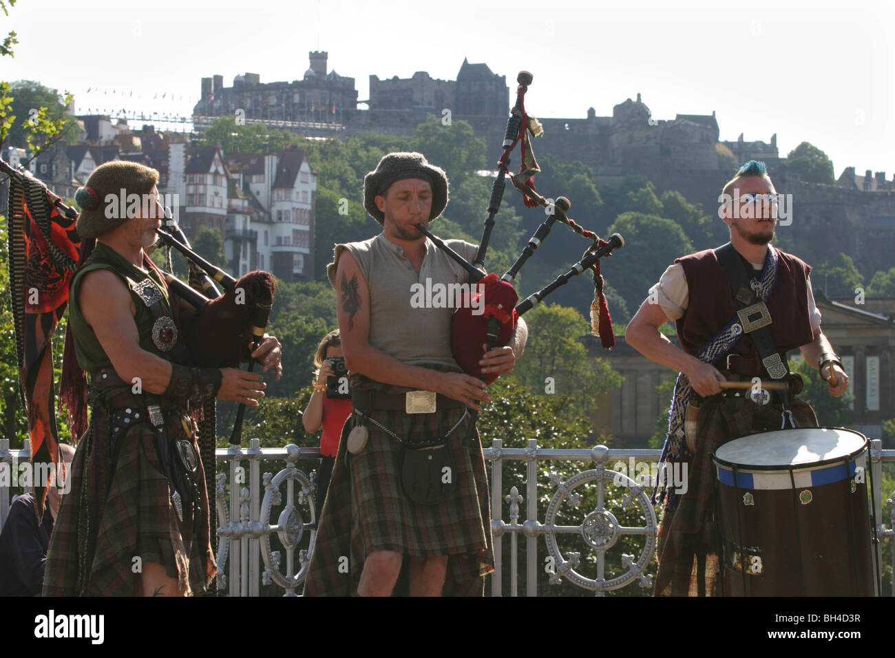 Dudelsackspieler aus Clan Wallace Society vor Edinburgh Castle in Edinburgh, Schottland. Stockfoto