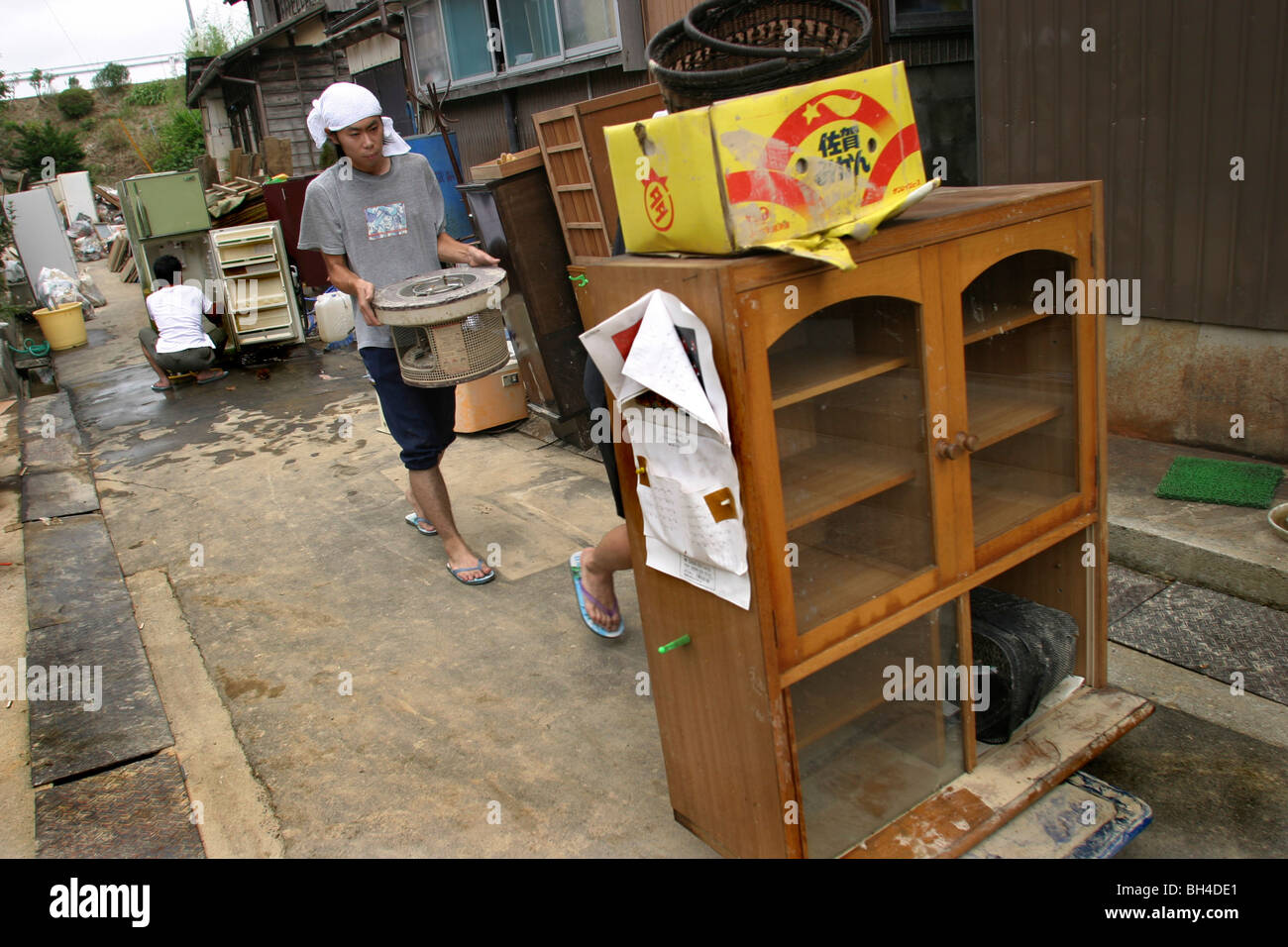 Einwohner von Sanjo Stadt Aufräumen nach einer Woche von sintflutartigen Regenfällen erzwungene Pausen in den Bänken des Flusses Igarashi, Japan. Stockfoto