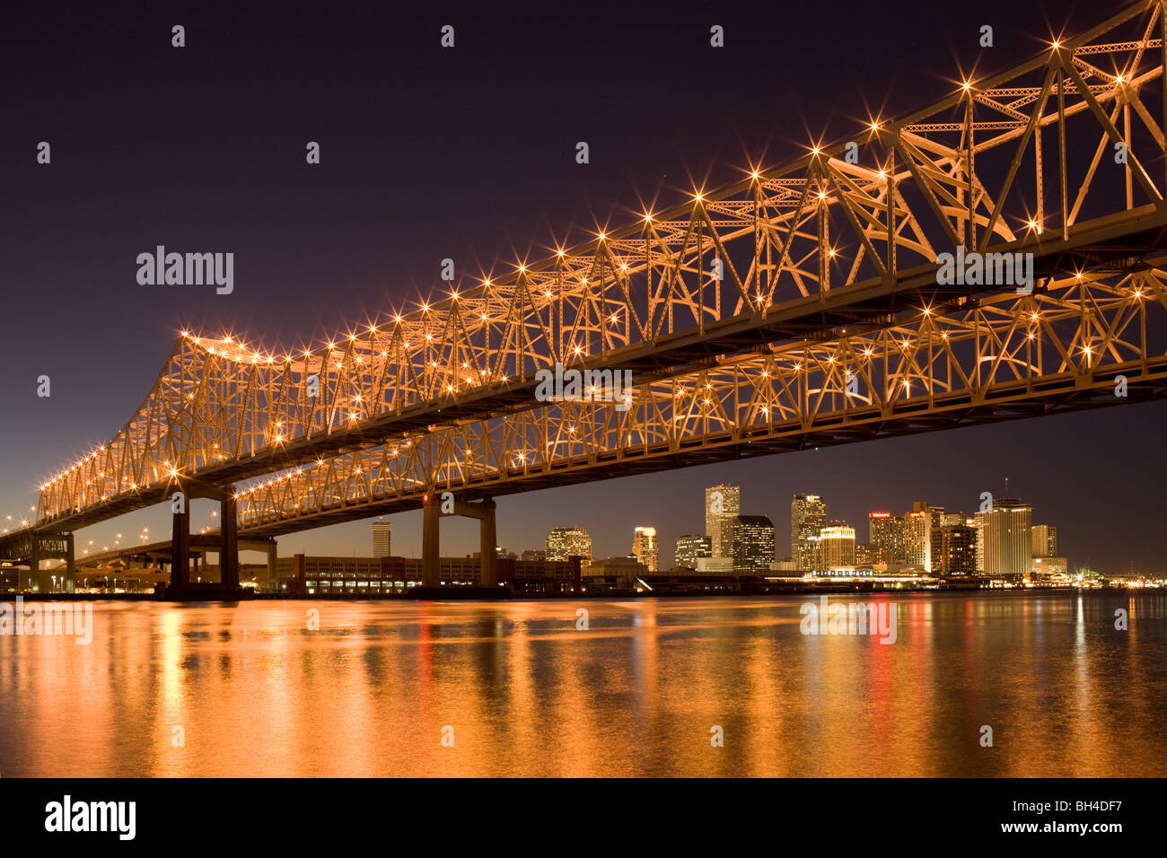 Skyline von Einbruch der Dunkelheit Stadt New Orleans Louisiana Stockfoto