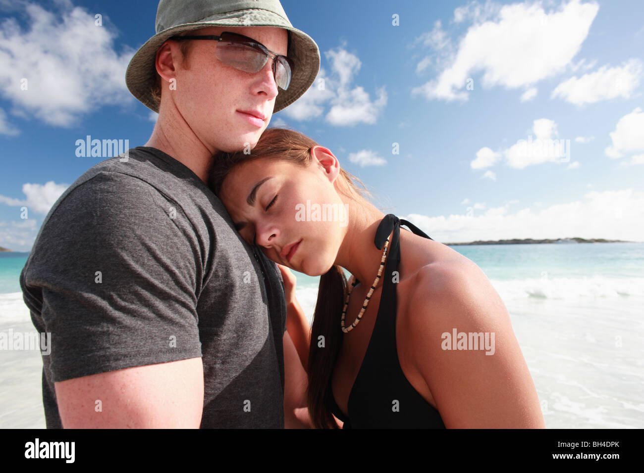 Junges Paar umarmt am Strand Stockfoto