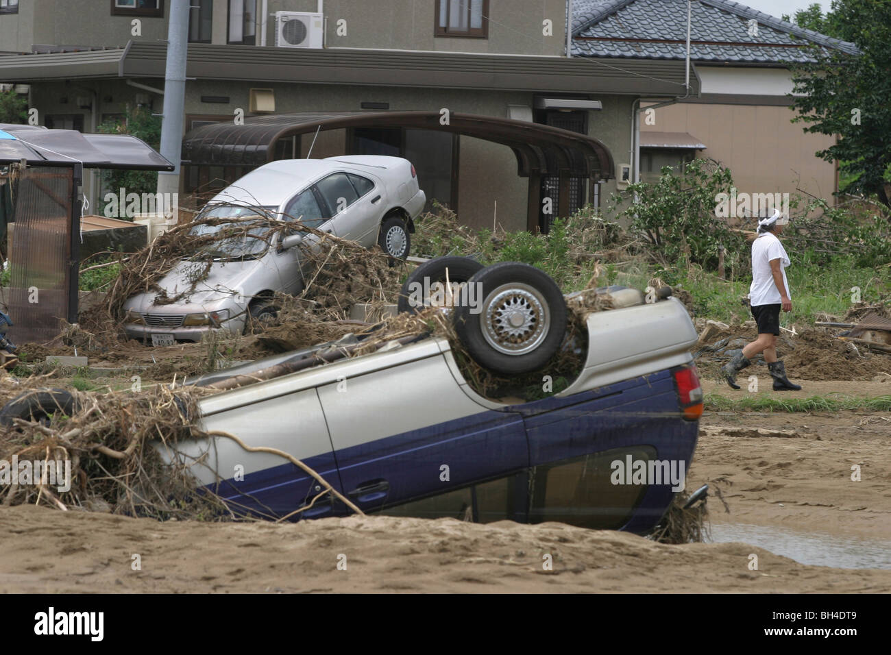 Einwohner von Sanjo Stadt Aufräumen nach einer Woche von sintflutartigen Regenfällen erzwungene Pausen in den Bänken des Flusses Igarashi, Japan. Stockfoto