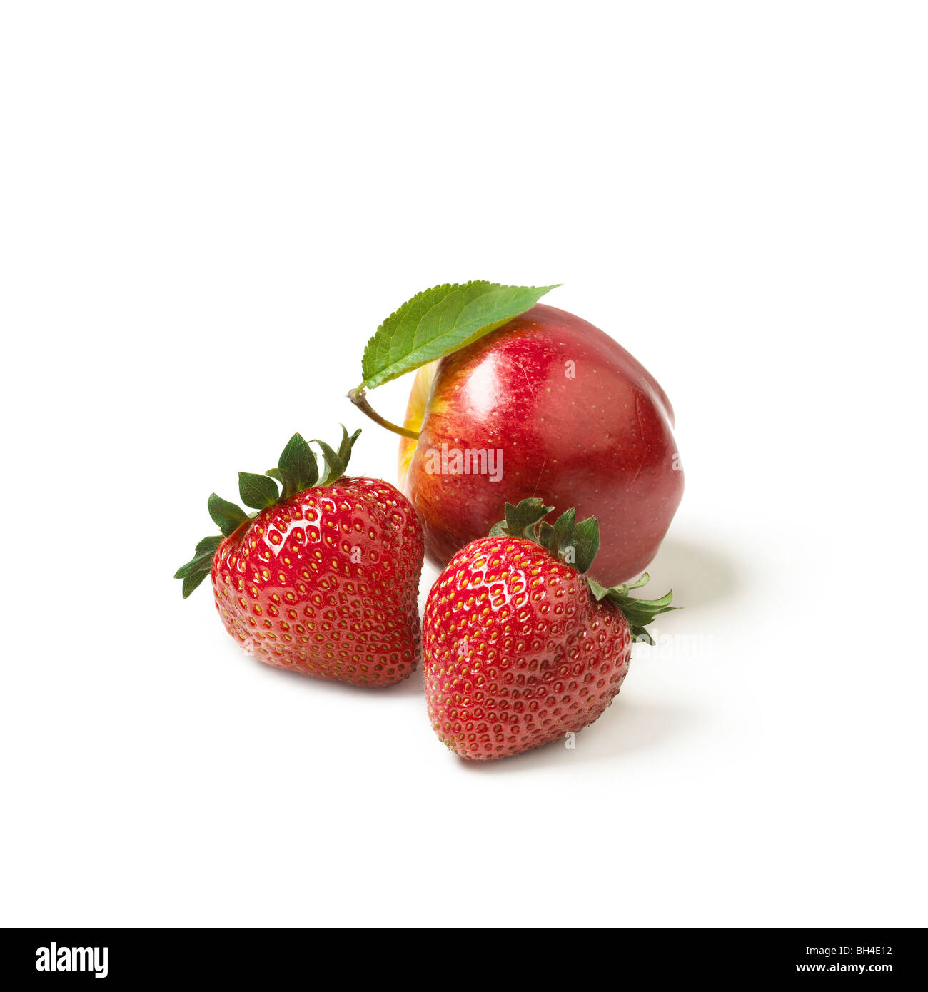Erdbeeren und einen Apfel auf weißem Hintergrund Stockfoto