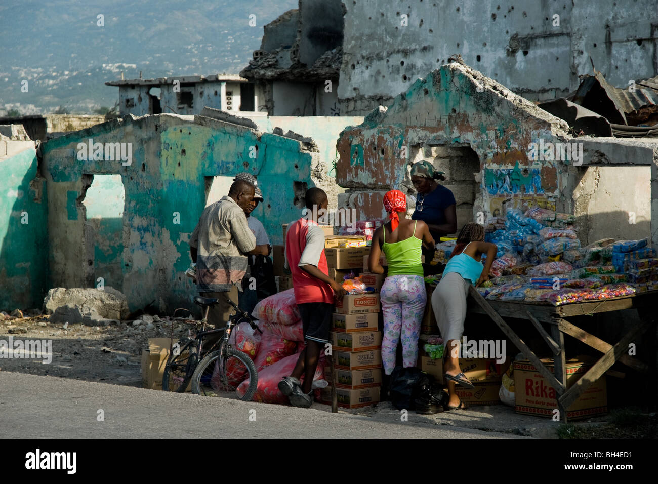 Einschusslöcher in der Wand zeigen, dass Gewalt in den Slums von Cité Soleil vorhanden ist. Stockfoto