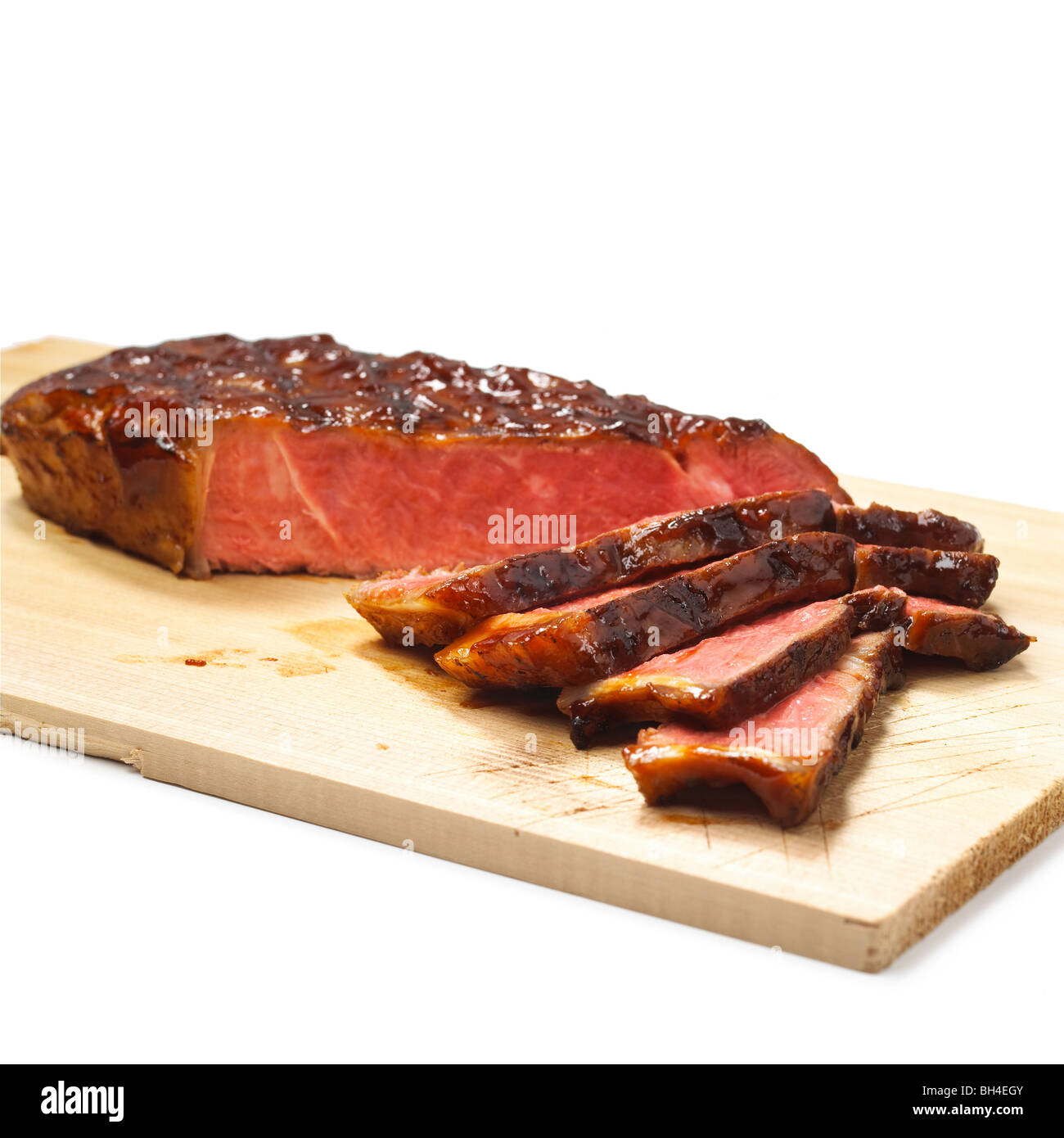 BBQ Steak auf einem Holz Schneidebrett auf weißem Hintergrund Stockfoto