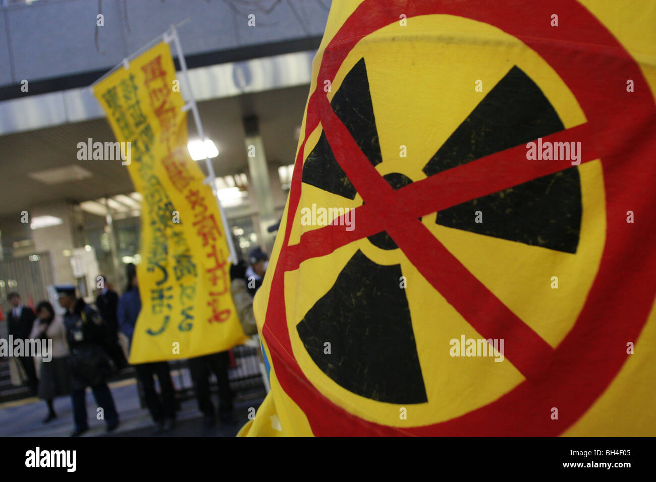 Greenpeace und NGOs halten einen Protest außerhalb der Regierung, "Agency of Natural Resources and Energy" Gebäude in Tokio, Japan. Stockfoto