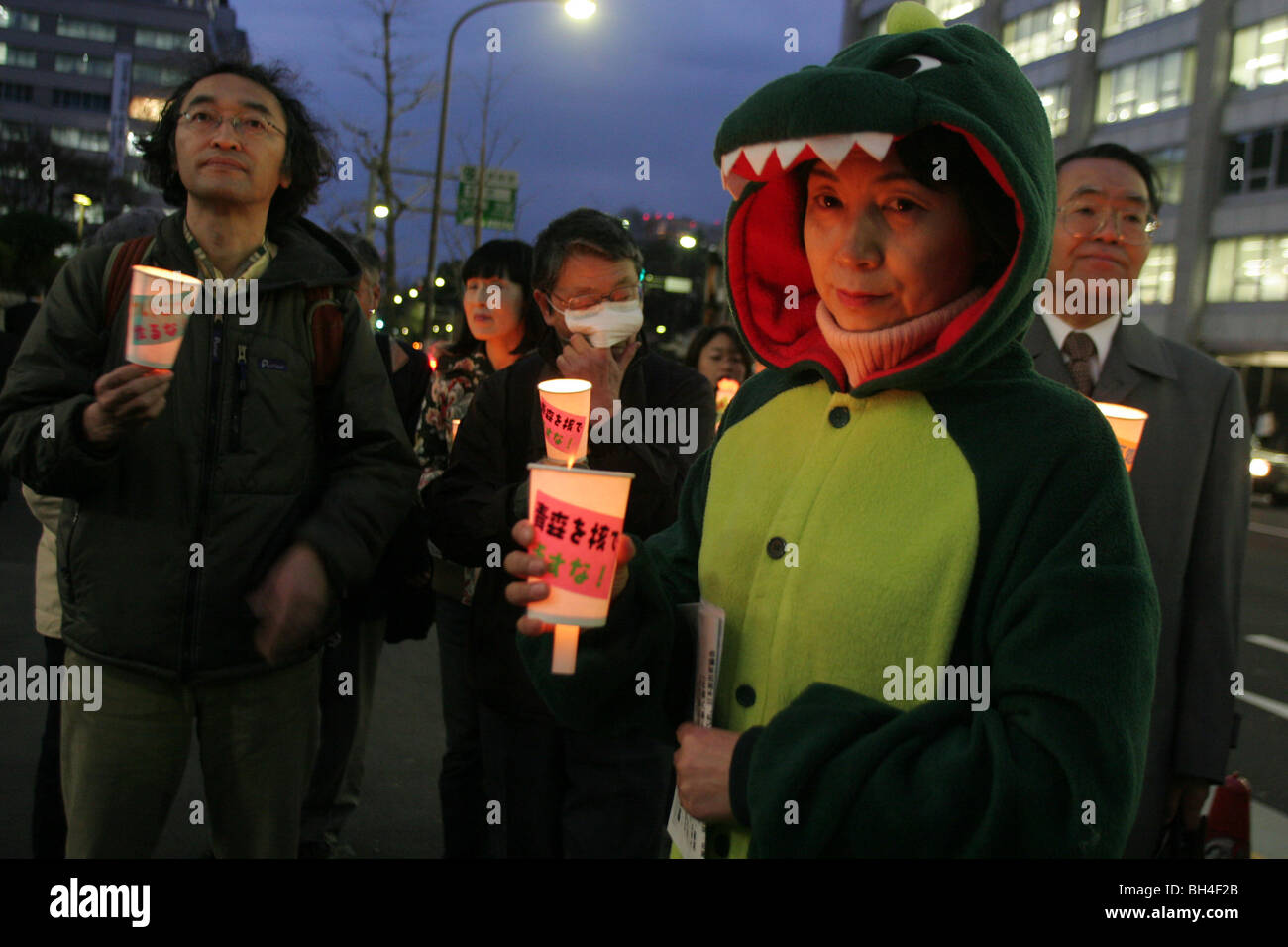 Greenpeace und NGOs halten einen Protest außerhalb der Regierung, "Agency of Natural Resources and Energy" Gebäude in Tokio, Japan. Stockfoto