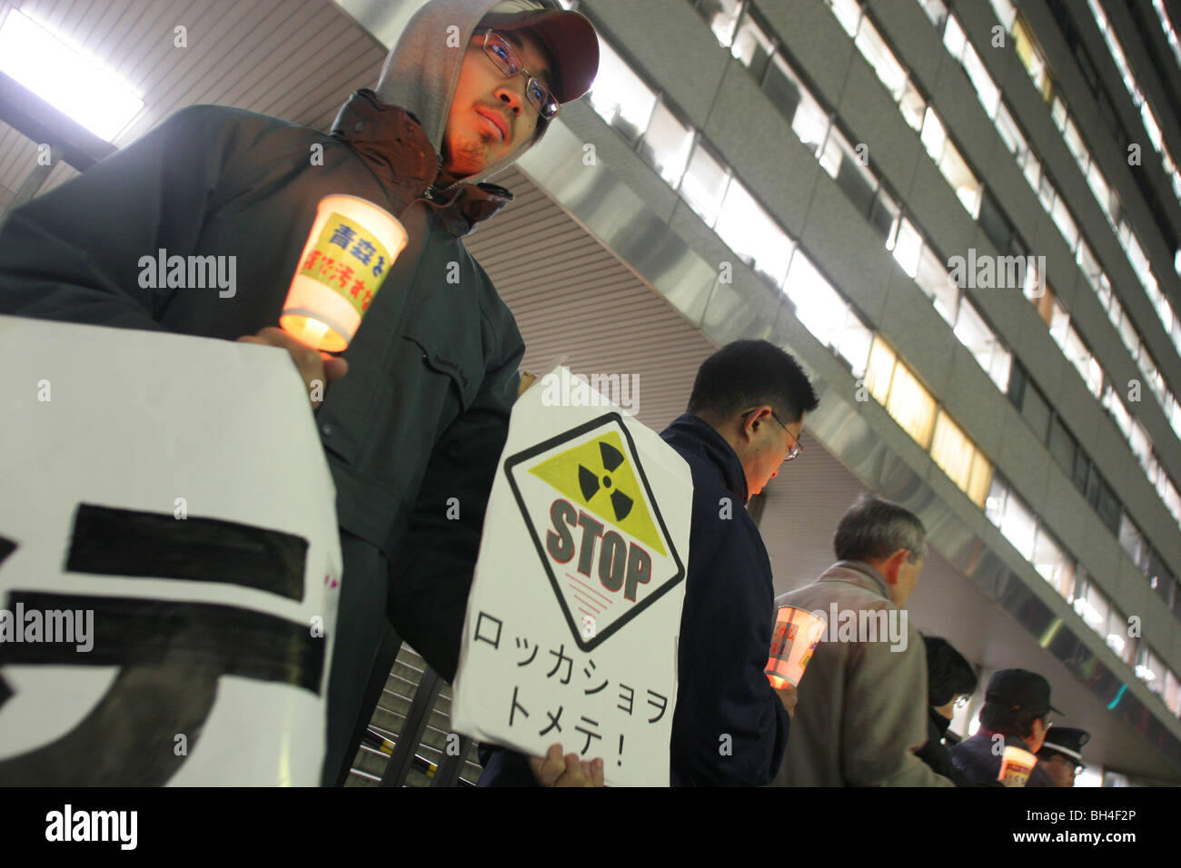 Greenpeace und NGOs halten einen Protest außerhalb der Regierung, "Agency of Natural Resources and Energy" Gebäude in Tokio, Japan. Stockfoto