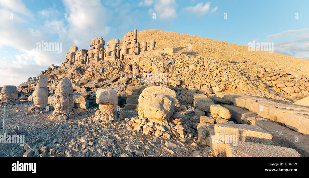 Köpfe der Götter und König Antiochus 1 von Kommagene auf der Ostterrasse die Totentempel von Mount Nemrut. Stockfoto