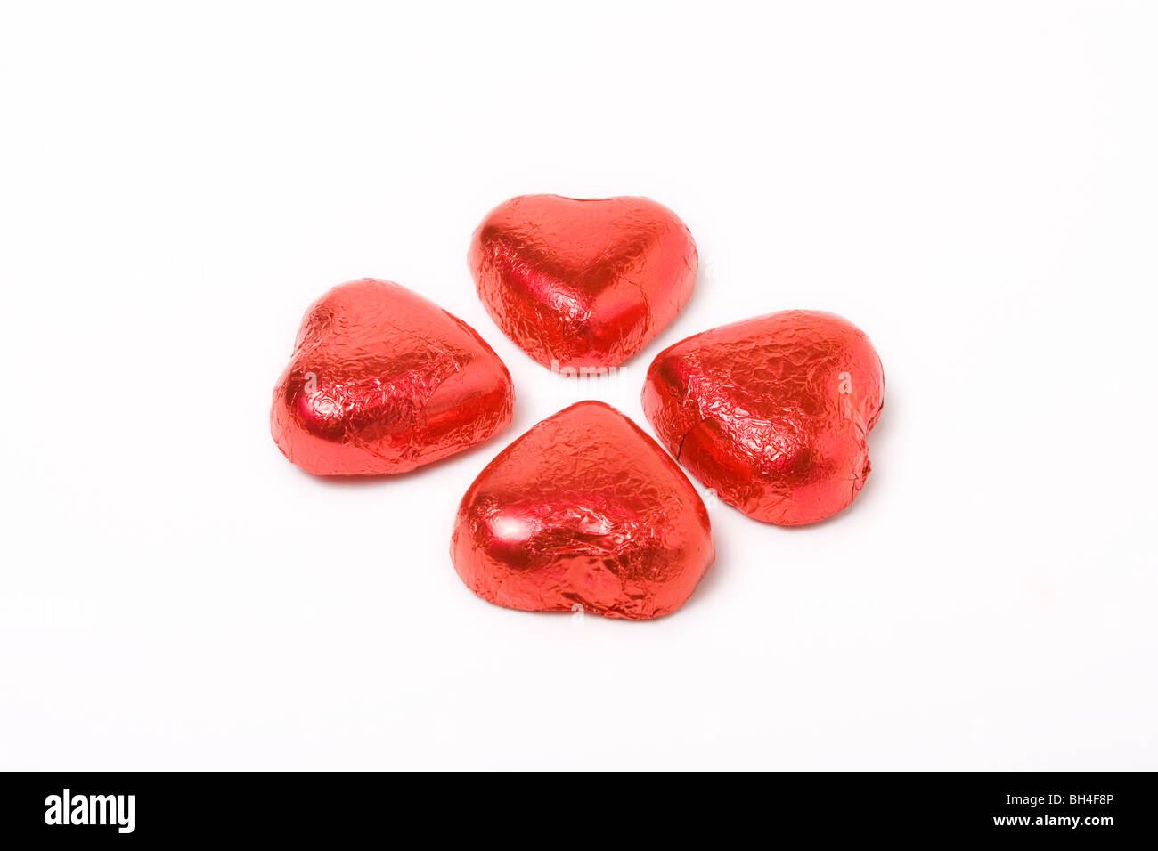 Rote Folie eingewickelt Schokoladenherzen zum Valentinstag Stockfoto