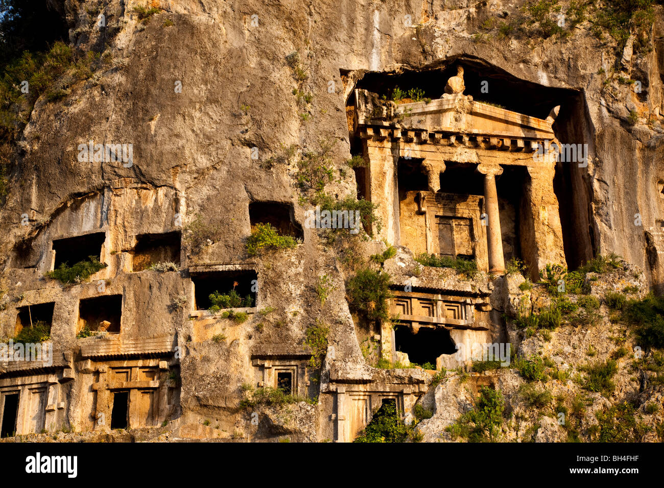 Felsen-Gräber geschnitzt in die Gesichter der Klippen, Fethiye, Lykische Küste, Türkei Stockfoto