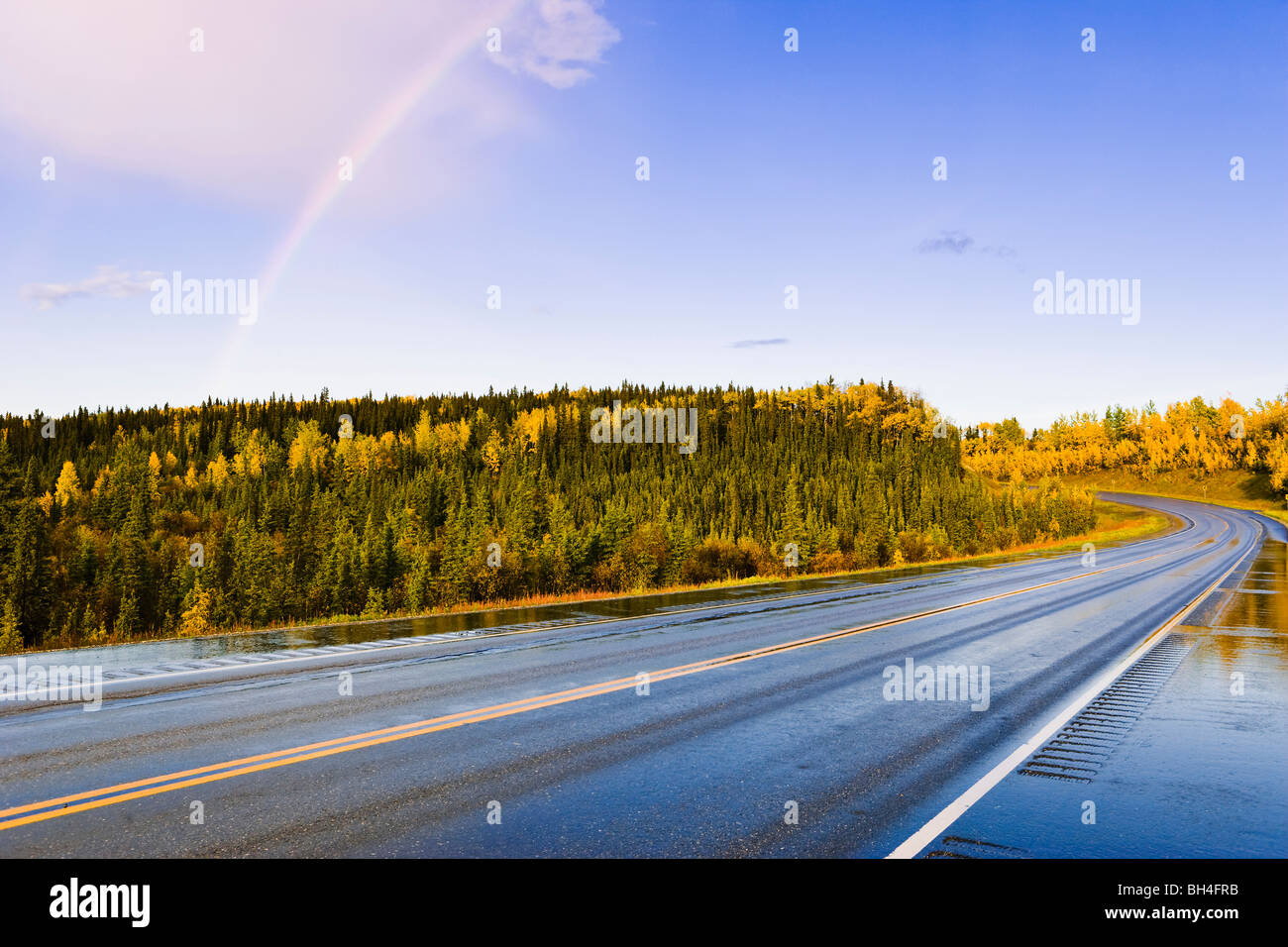 Regenbogen über George Parks Highway/Alaska Route 3, Alaska Stockfoto