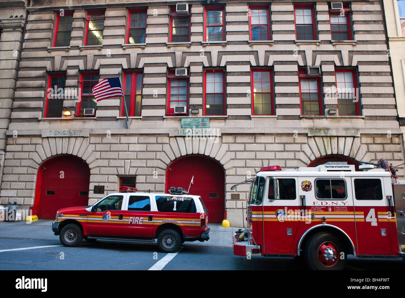 New York Feuerwehr-Station mit Feuer LKW und Feuerwehrauto, Manhattan, New York City, New York Stockfoto