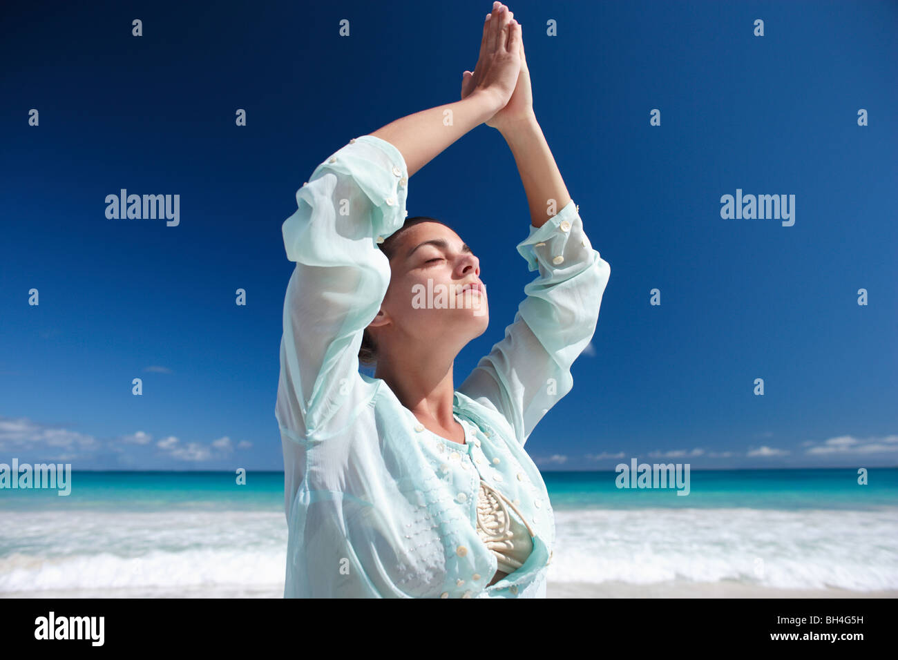 Eine junge Frau praktizieren Tai Chi auf einem einsamen tropischen Strand Stockfoto