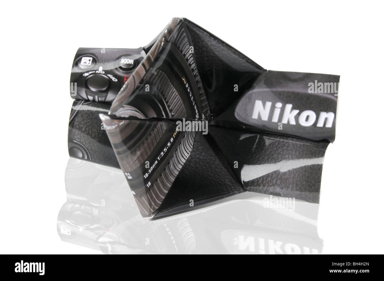 Origami Kamera - Nikon D300. Studio gedreht auf weißem Hintergrund Stockfoto