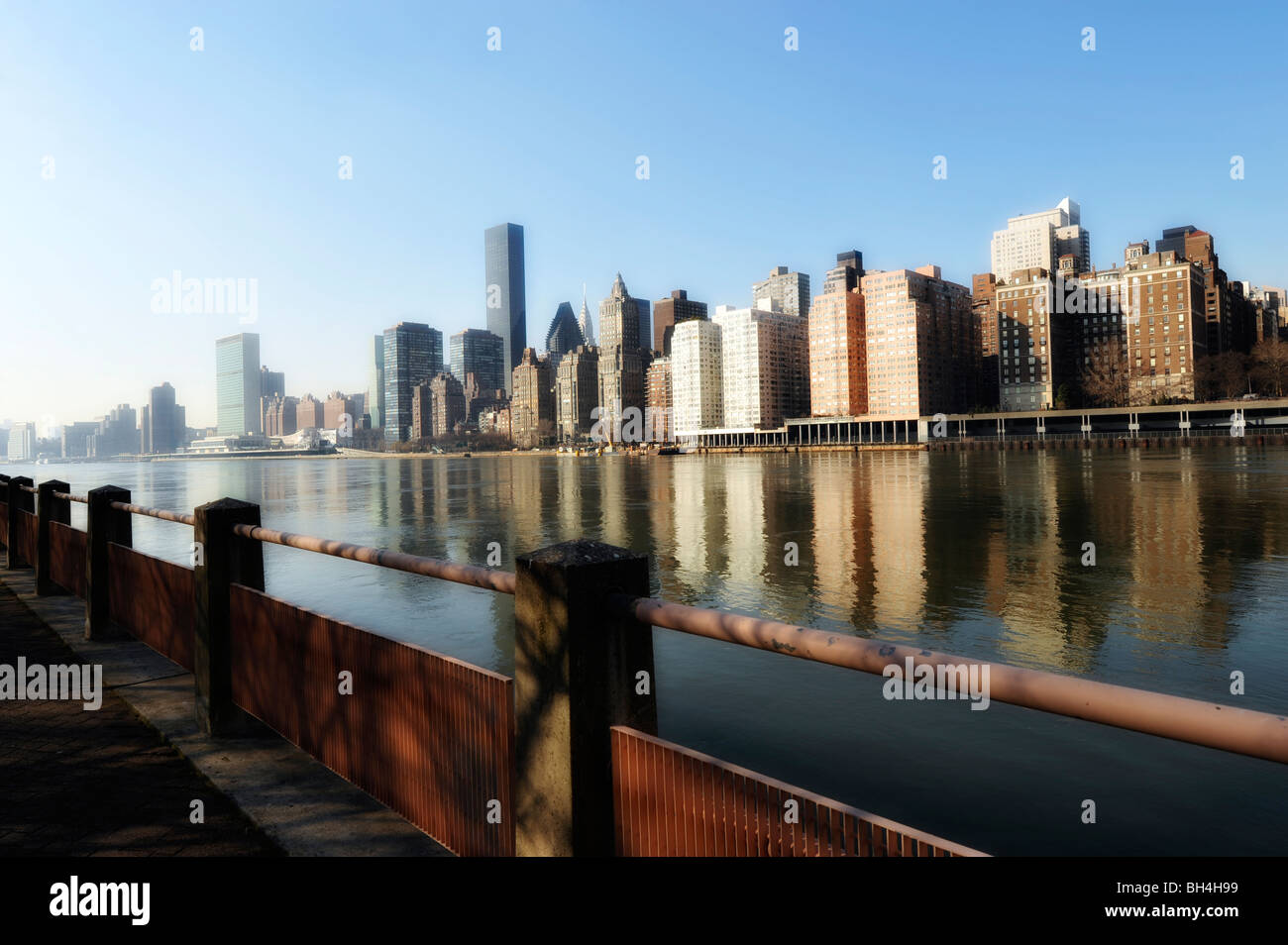 East River und East Side Skyline, New York City, NY, USA Stockfoto