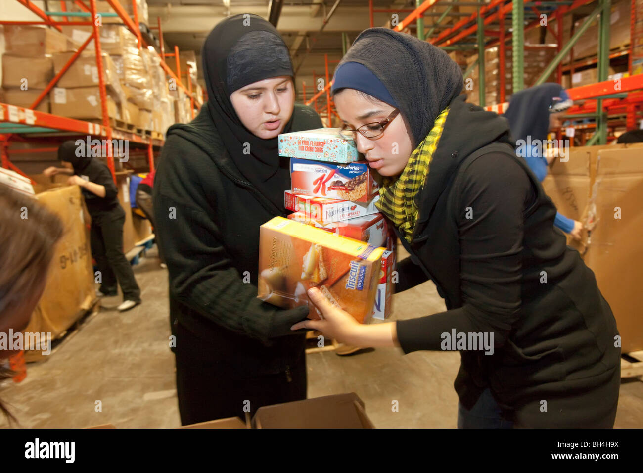 Freiwillige verpacken Lebensmittel bei Community Food Bank Stockfoto