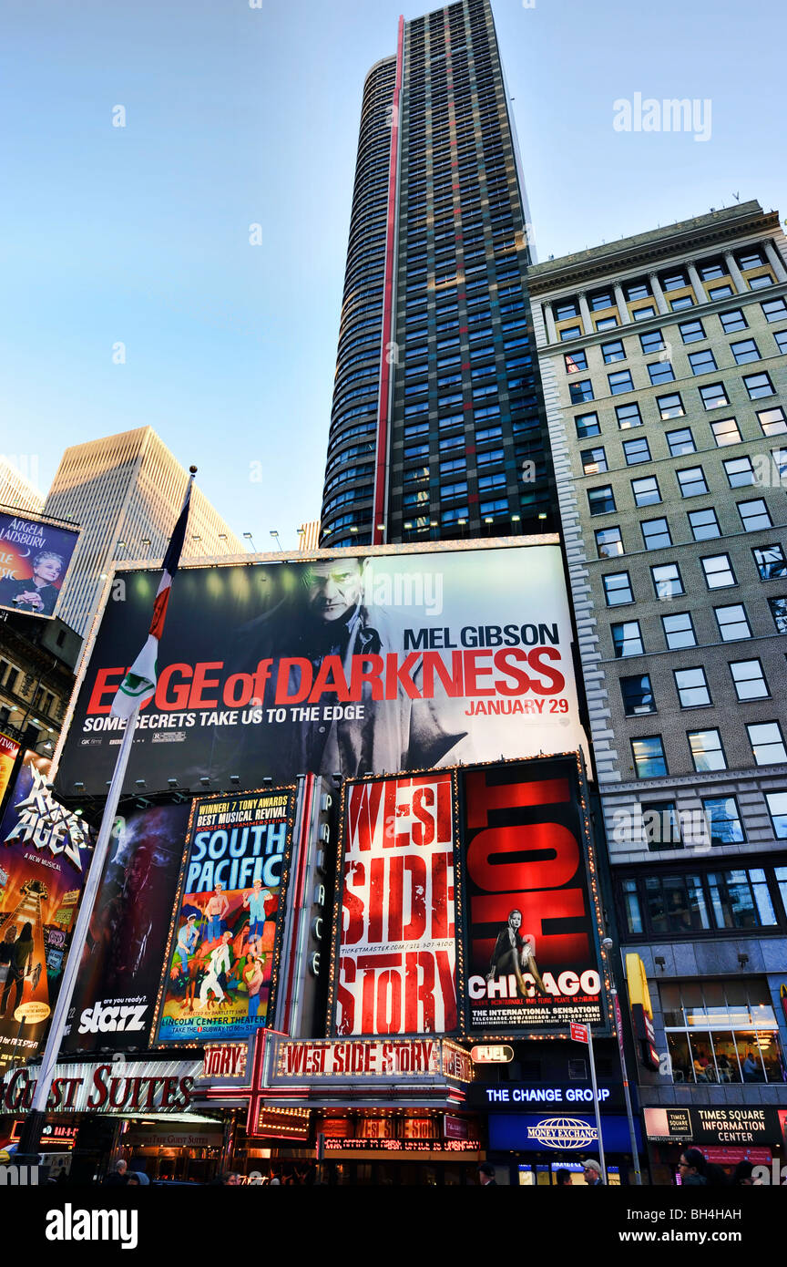 Theater-Plakate und Leuchtreklamen am Broadway / 7th Avenue, Times Square, Duffy Square in New York City, NY, USA Stockfoto