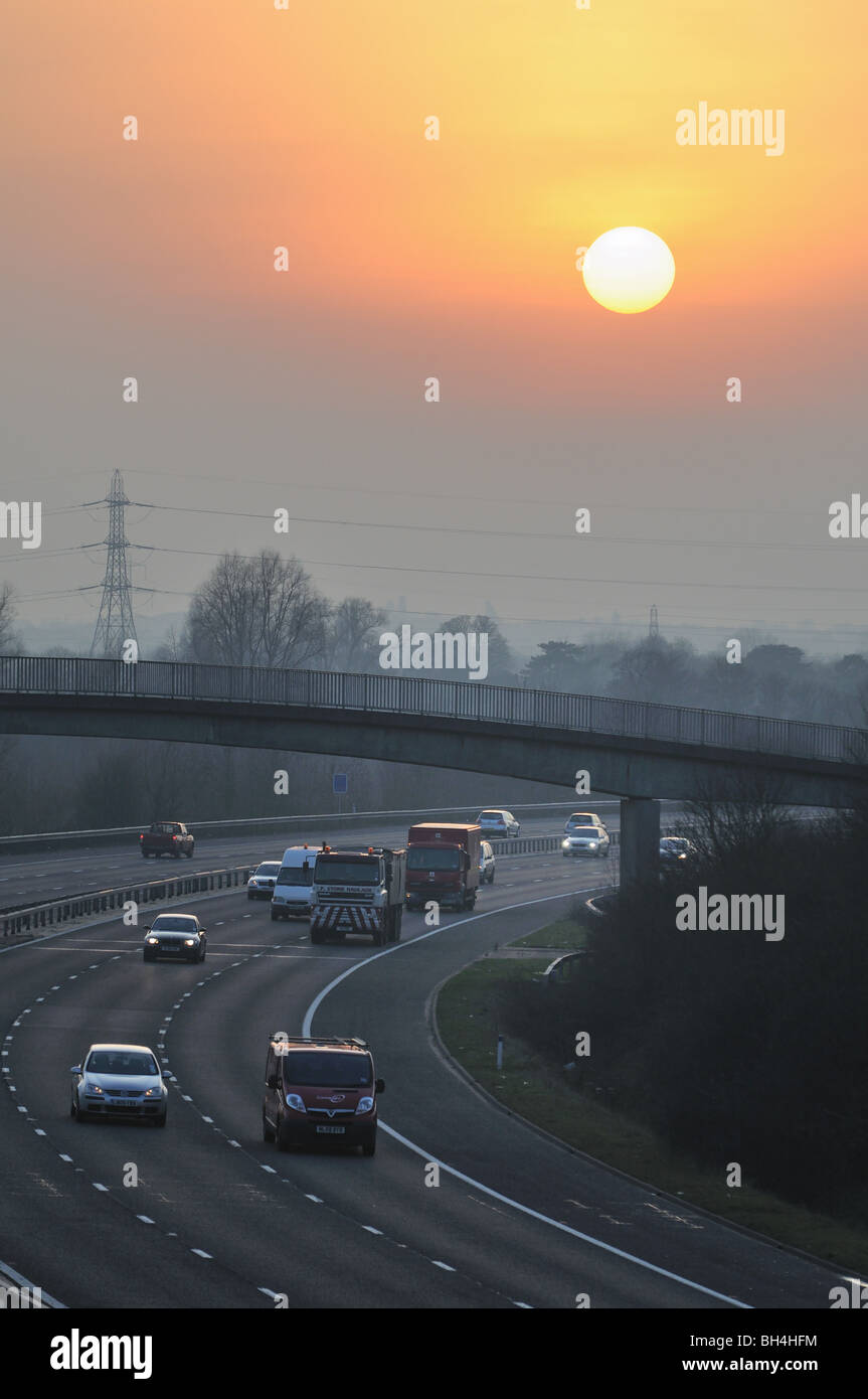 Winter-Sonnenuntergang über Autobahn, West-London Stockfoto