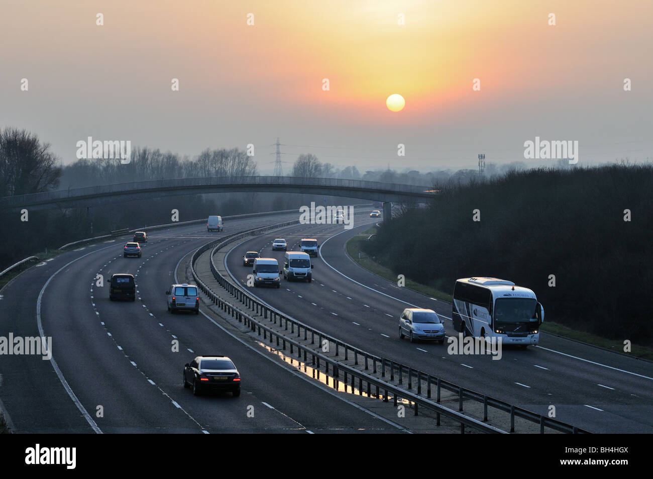 Winter-Sonnenuntergang über Autobahn, West-London Stockfoto