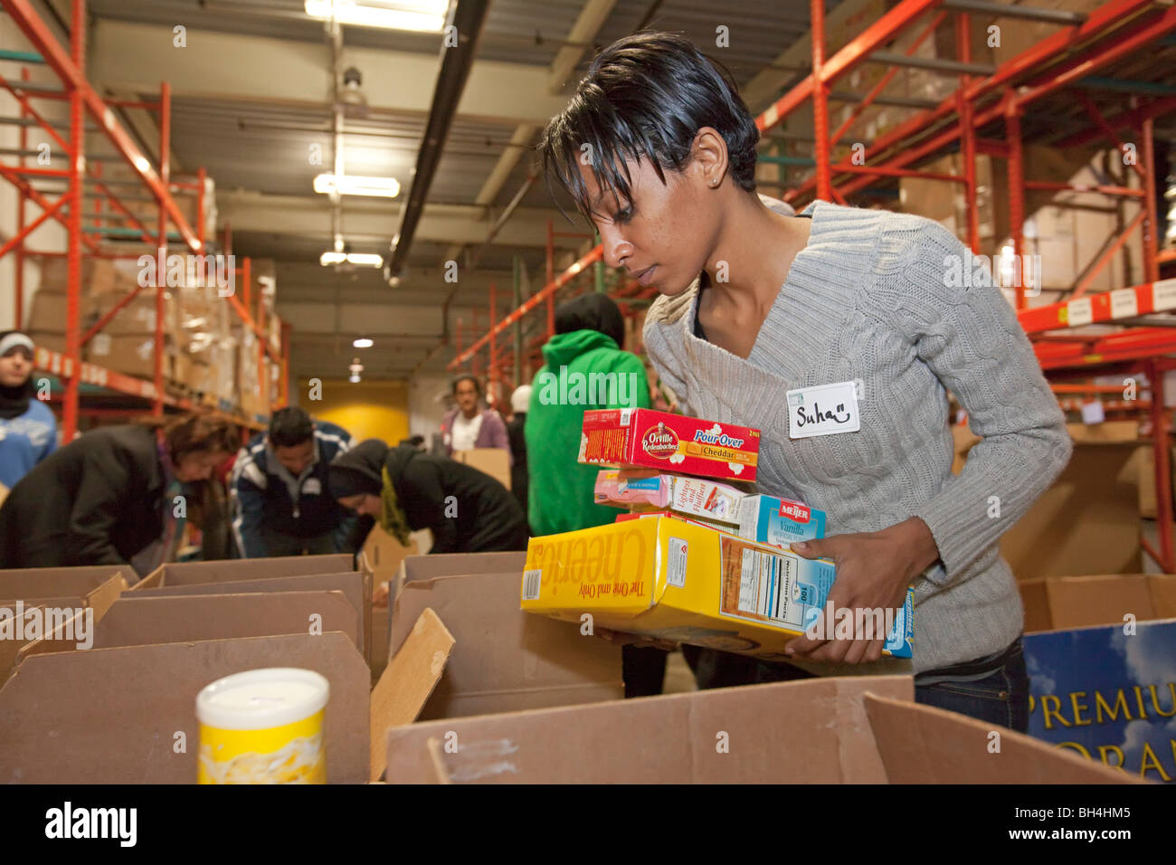 Freiwillige verpacken Lebensmittel bei Community Food Bank Stockfoto