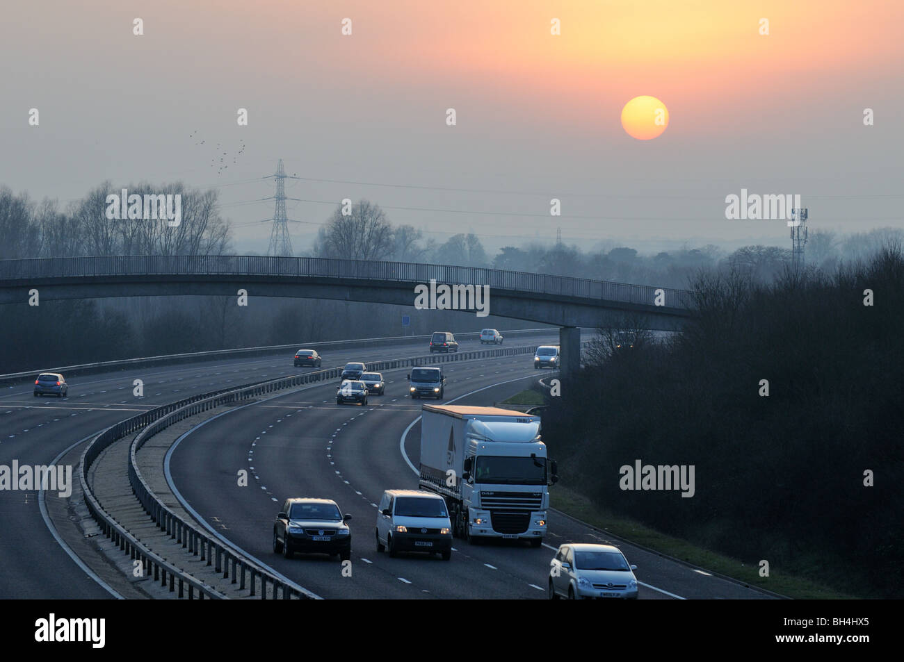 Winter-Sonnenuntergang über Autobahn, West-London Stockfoto