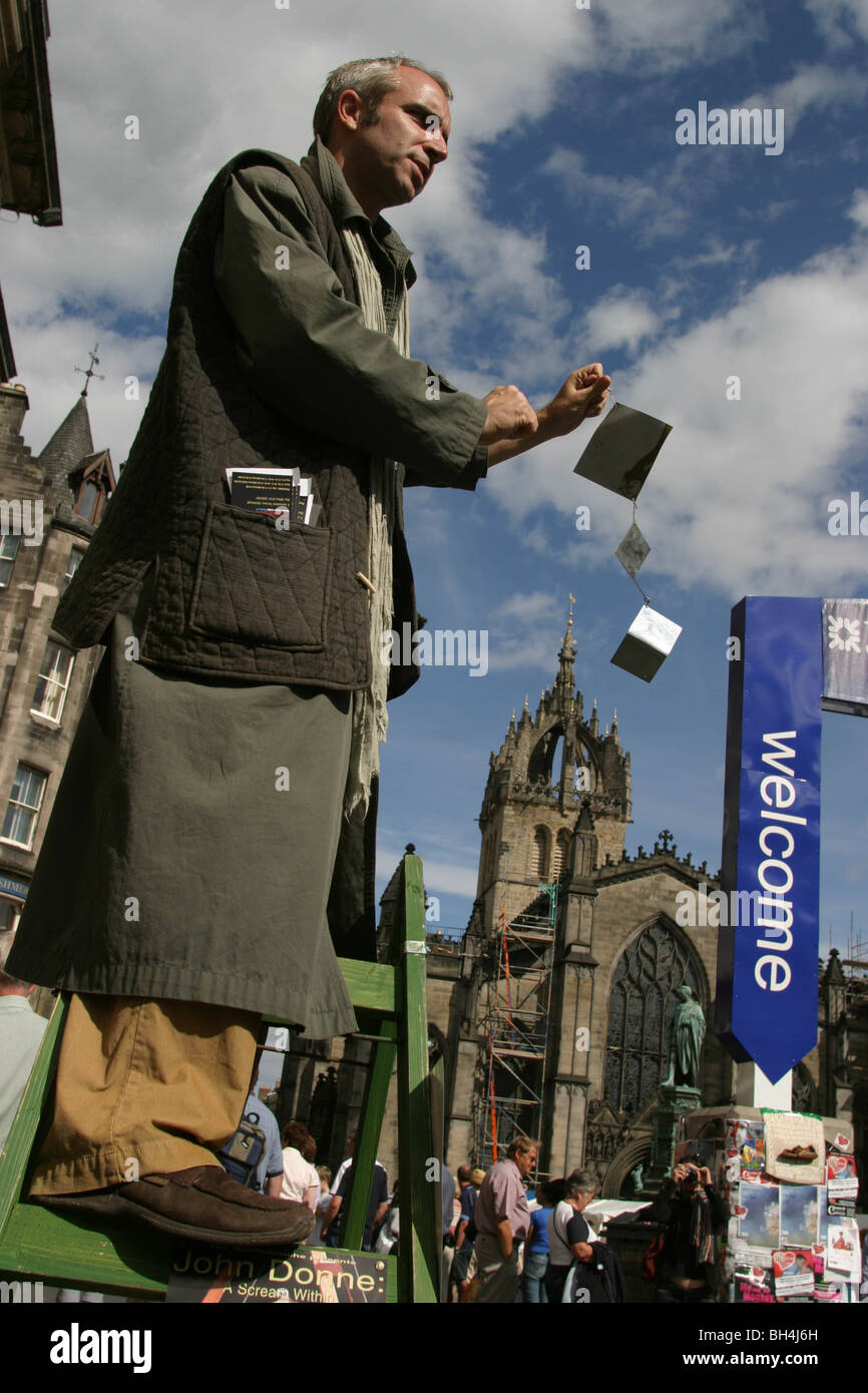 FRINGE FESTIVAL Künstler auf ROYAL MILE in Edinburgh International Arts Festival, EDINBURGH, Schottland. 2003. Stockfoto