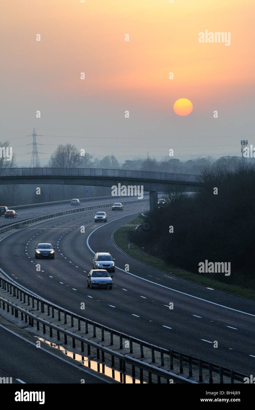 Winter-Sonnenuntergang über Autobahn, West-London Stockfoto