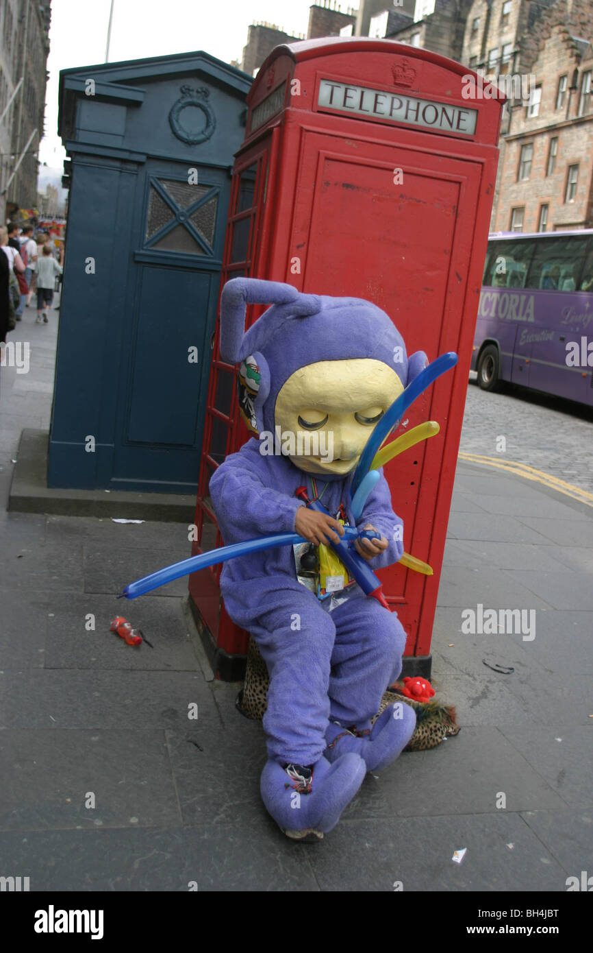 Interpreten auf der Royal Mile High Street, Edinburgh, während das International Arts Festival, Edinburgh, Schottland. Stockfoto