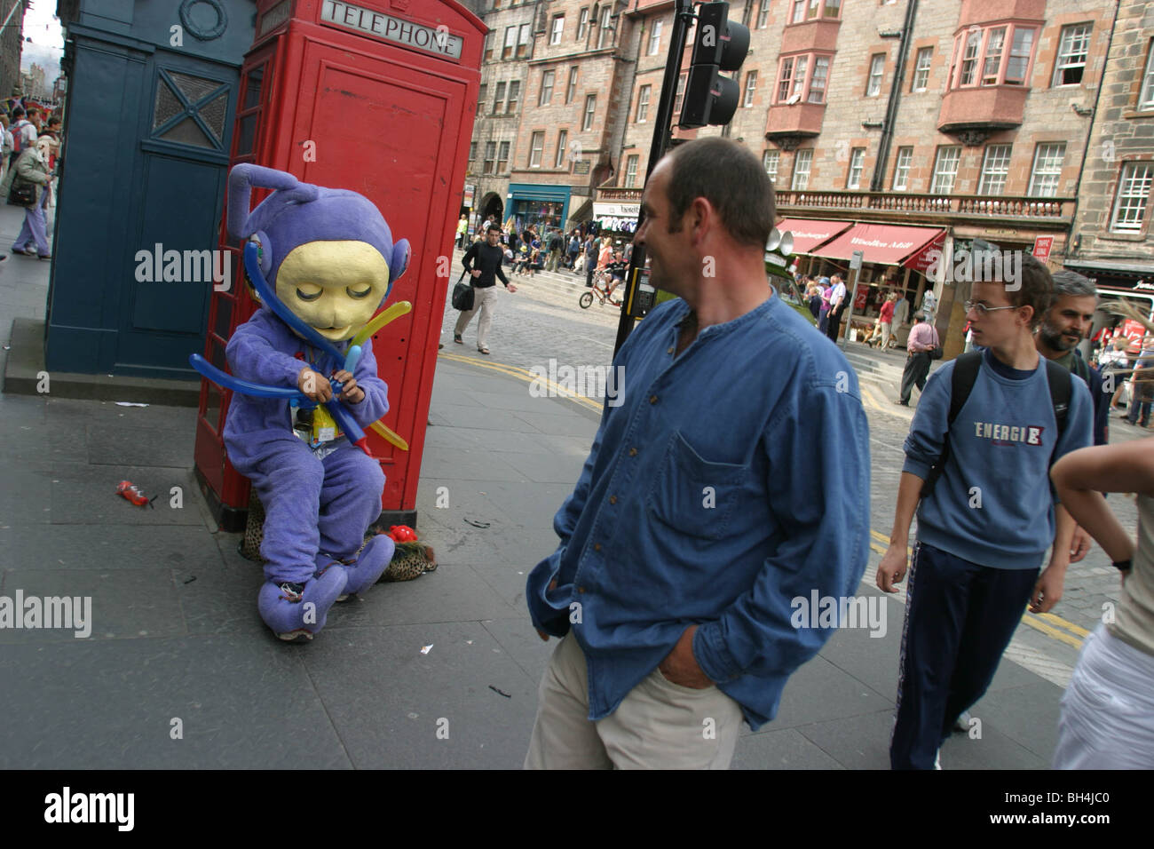 Interpreten auf der Royal Mile High Street, Edinburgh, während das International Arts Festival, Edinburgh, Schottland. Stockfoto
