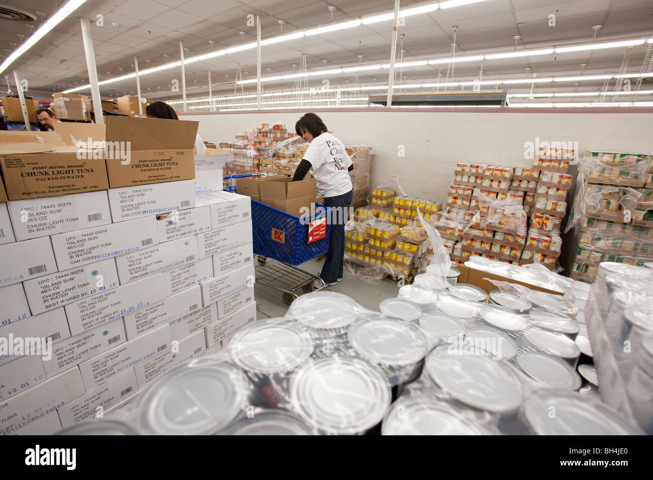 Freiwillige verpacken Lebensmittel in Suppenküche Stockfoto