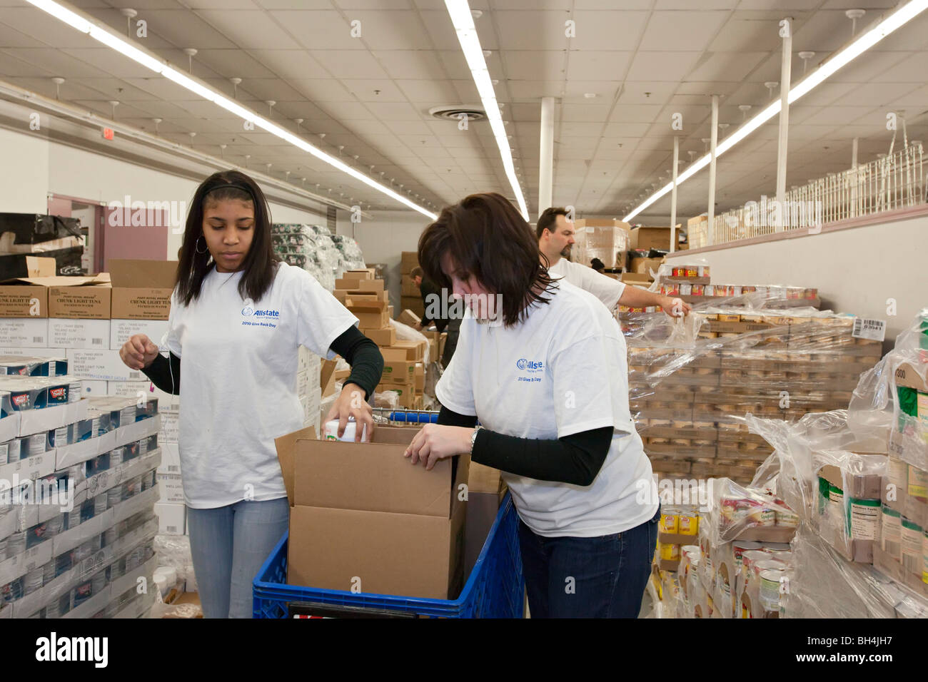 Freiwillige verpacken Lebensmittel in Suppenküche Stockfoto
