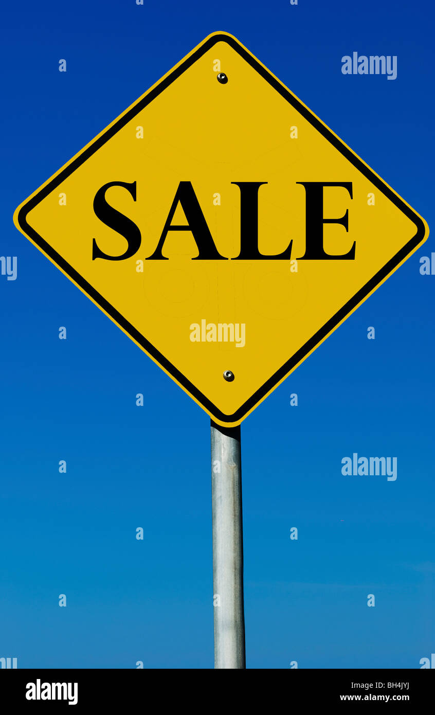 Ein Verkaufsschild isoliert auf einem abgestuften blauen Himmel. Stockfoto