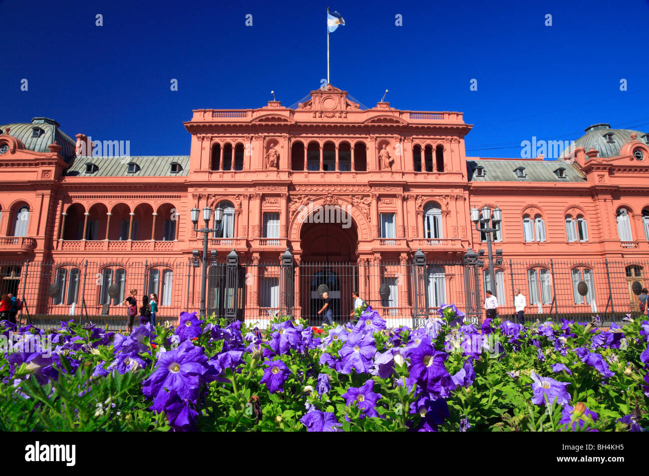 "Rosa Haus" (nationale Regierung Präsidentenpalast) mit Blumen. Der Platz Plaza de Mayo in Buenos Aires, Argentinien Stockfoto
