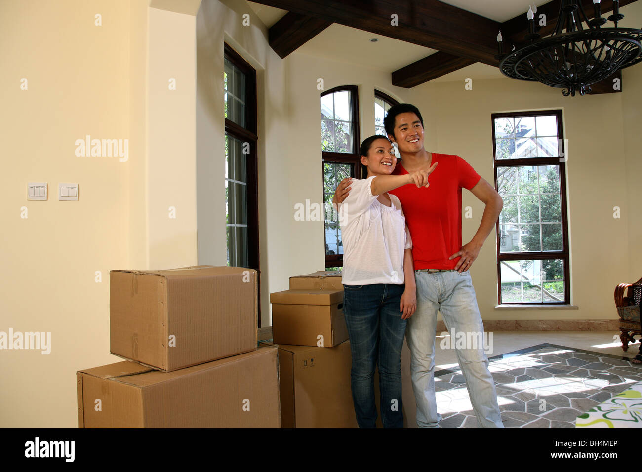 Chinesische junge Paar Umzug in neues Zuhause Stockfoto