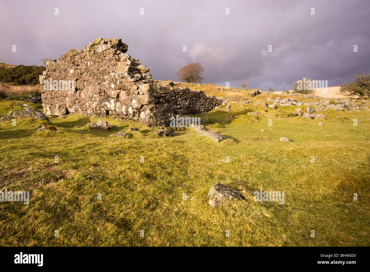 Ein stimmungsvoller Himmel ragt über alte Ruinen auf Dartmoor Stockfoto