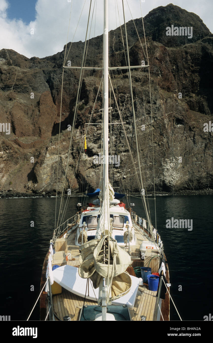 Segelboot vor den Klippen von Punta Vicente Roca, Isabela Island, Galapagos verankert Stockfoto