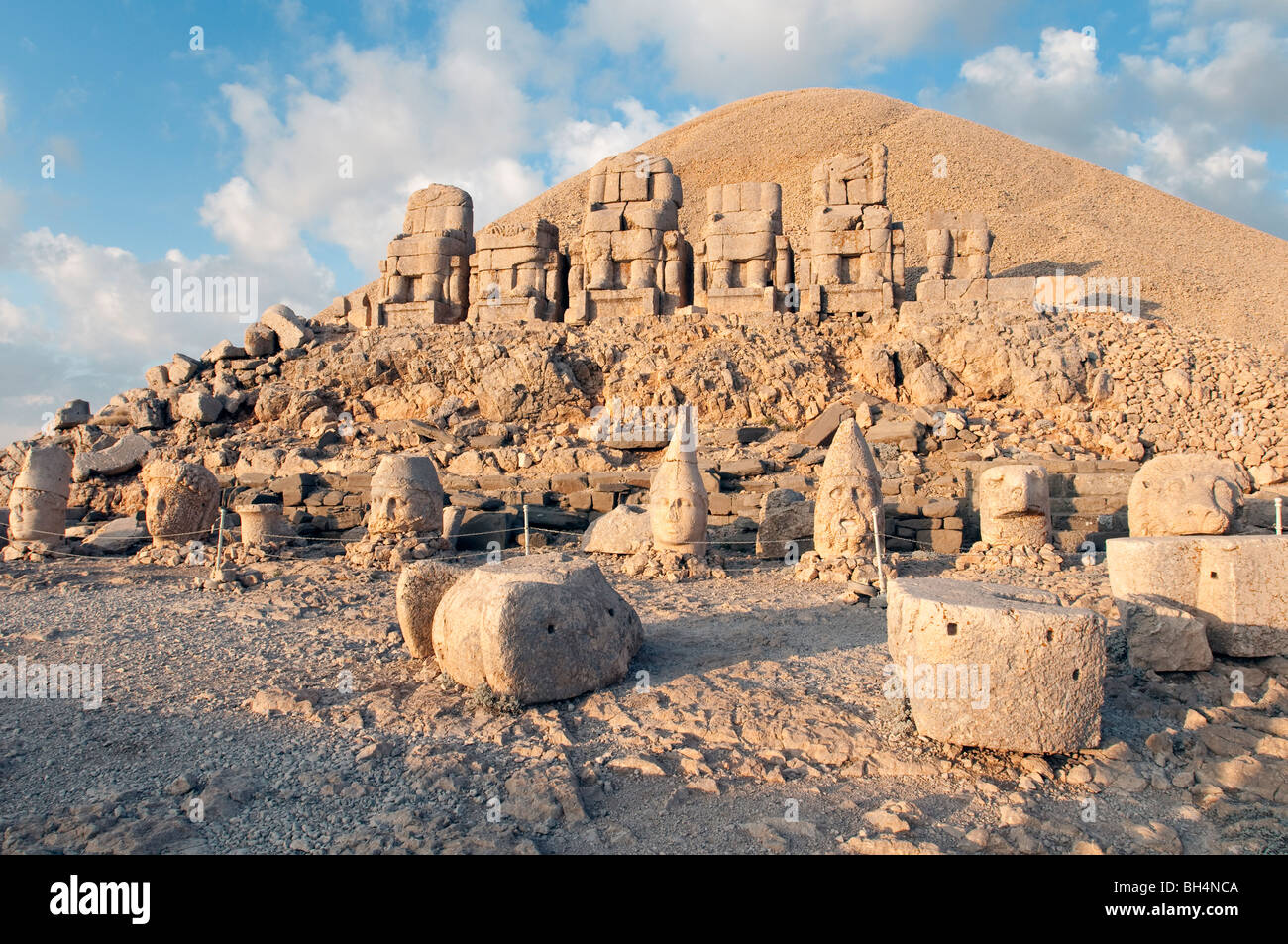 Köpfe der Götter und König Antiochus 1 von Kommagene auf der Ostterrasse die Totentempel von Mount Nemrut. Stockfoto