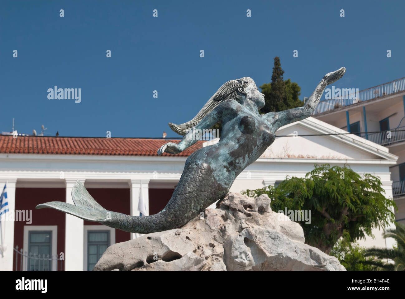 Meerjungfrau-Statue und Wasser-Brunnen an der Uferpromenade der Stadt Poros, Griechenland Stockfoto